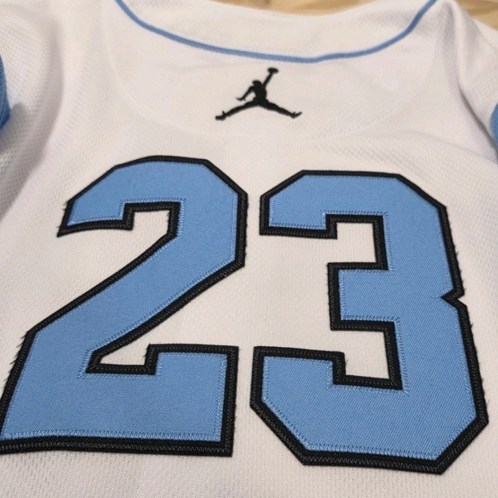 Michael Jordan White Jersey Boys Medium - Picture 4 of 10